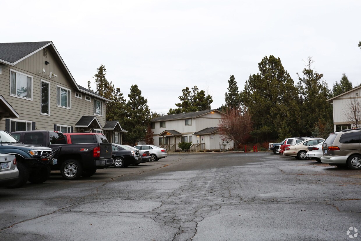 Building Photo - Golden Pines Apartments