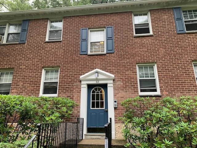 Primary Photo - 62 Underhill Ave