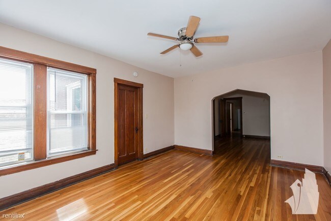 Building Photo - 2 br, 1 bath  - 4857 W Schubert Ave 1st Floor