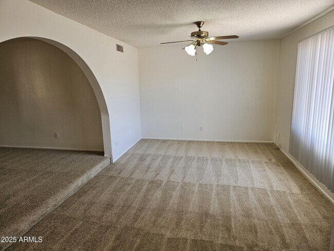 Foto del edificio - 1560 W Keating Ave