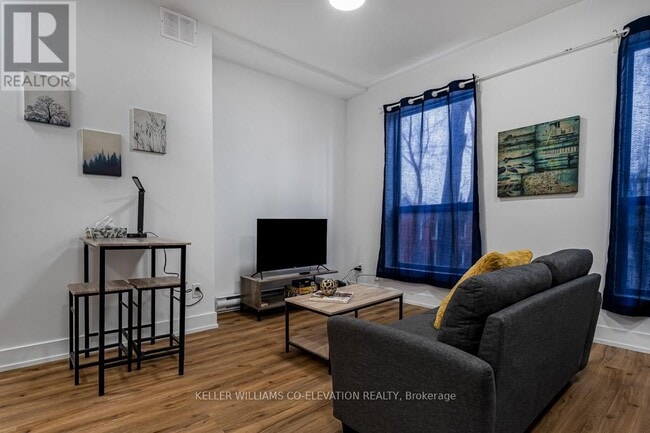 Photo du bâtiment - 610 King St E