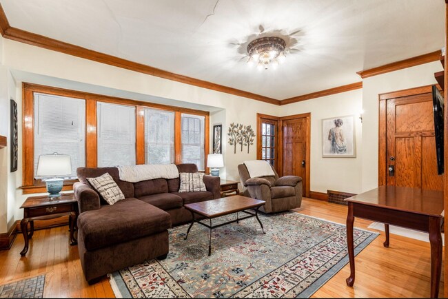 Sala de estar 3 - 2350 N 55th St
