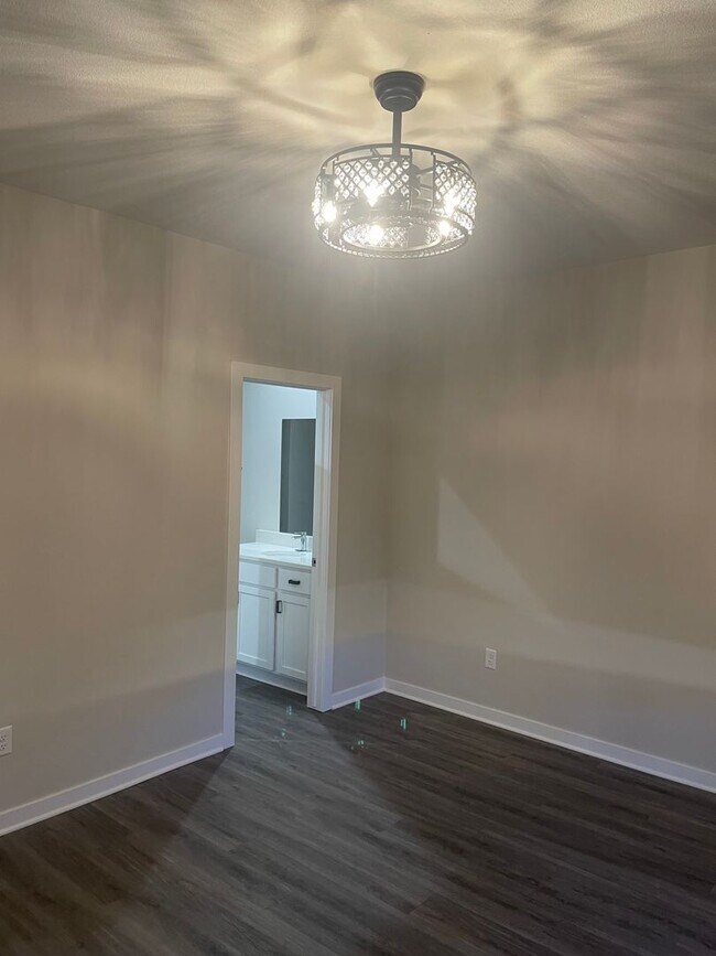 Building Photo - Gorgeous Duplex - West