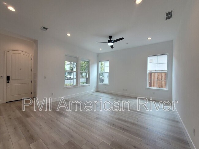 Foto del edificio - 3190 Crocker Dr