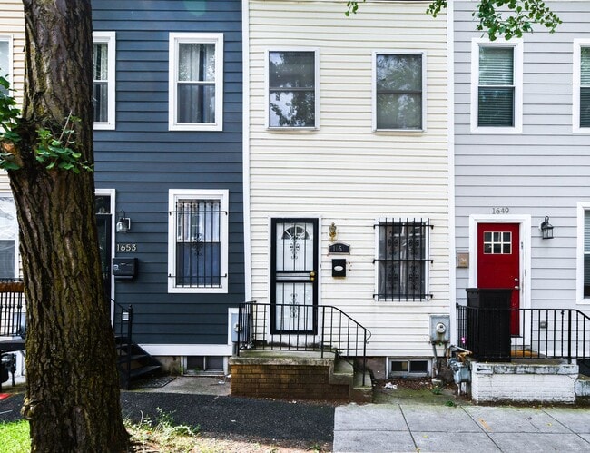 Photo - 1651 Gales St NE House
