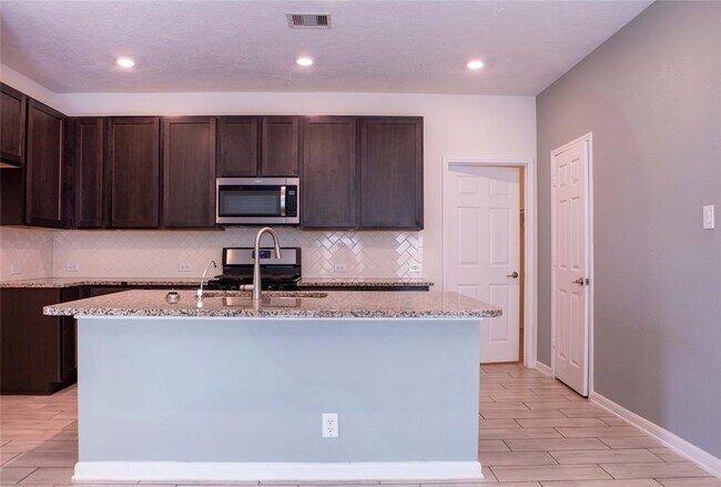 Foto del edificio - 6023 Osprey Dr