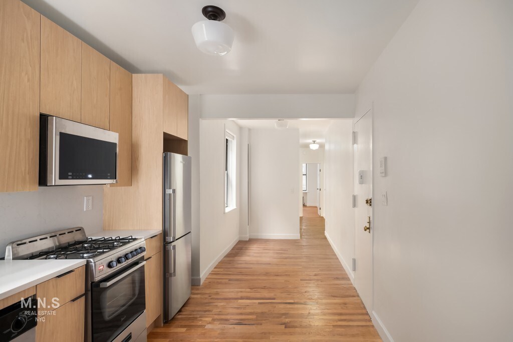Primary Photo - 112 Eighth Avenue