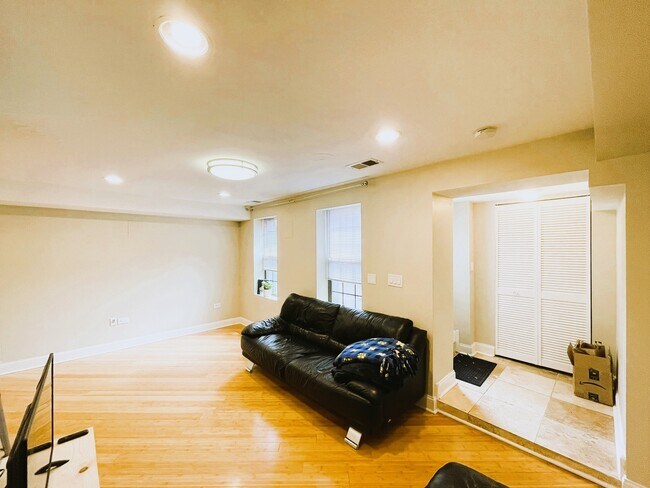 Photo - 1522 W Superior St Apartments