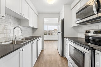 Interior Photo - 560 PROUDFOOT LANE