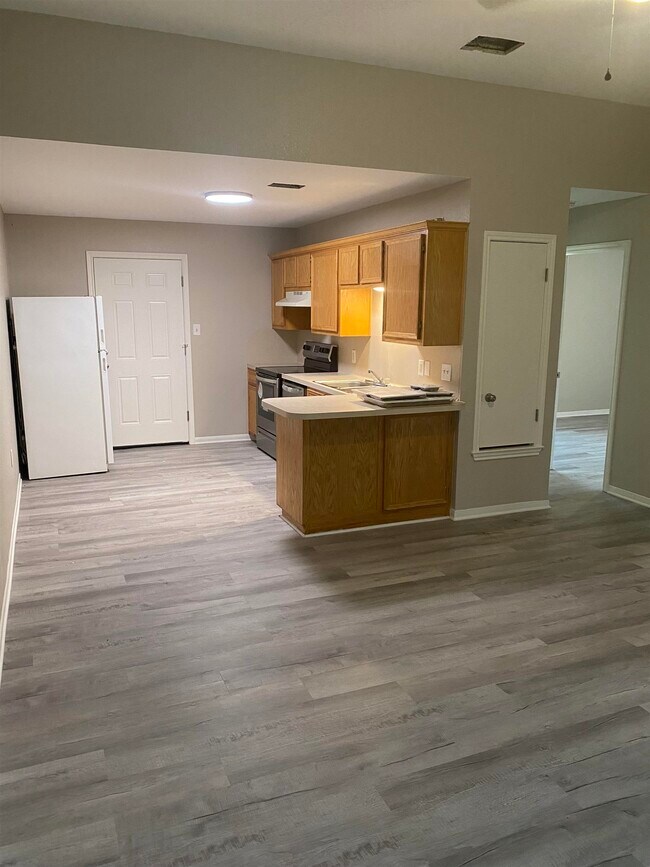 Building Photo - 710 Redwood Dr