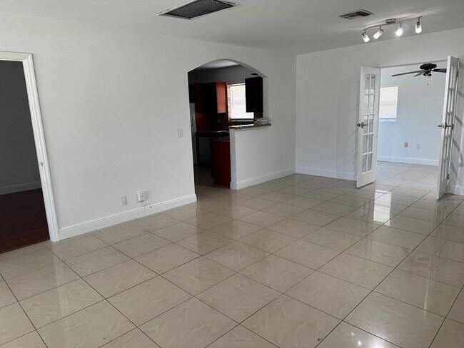Foto del edificio - 4 bed 2 bath plus a den, could be a 5th bed.