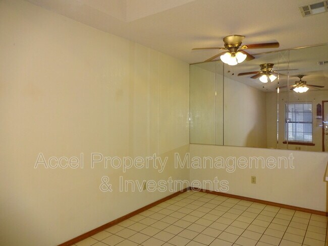 Building Photo - 1713 Oasis Dr