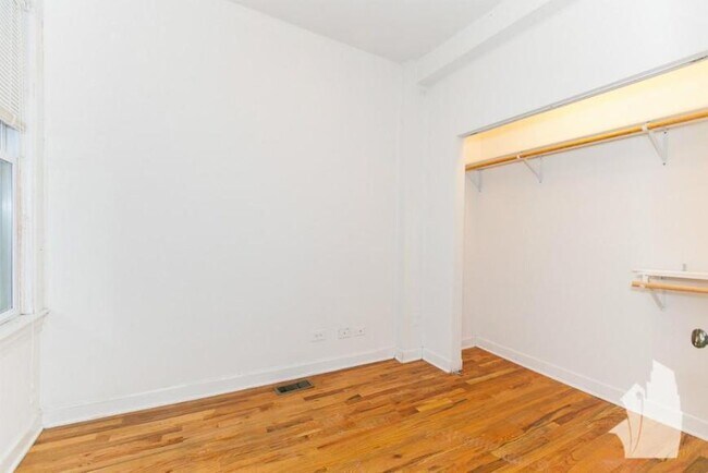 Building Photo - 2 bedroom in Chicago IL 60613