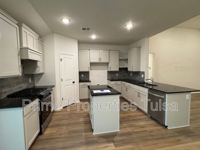 Foto del edificio - 3012 S Redwood Ave