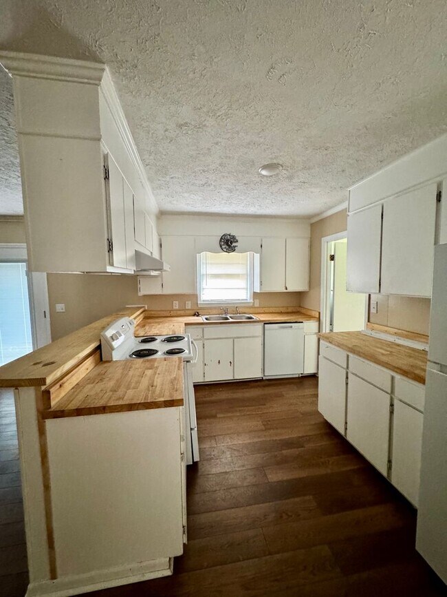 Foto del edificio - 4 Bed 2 Bath Brick House