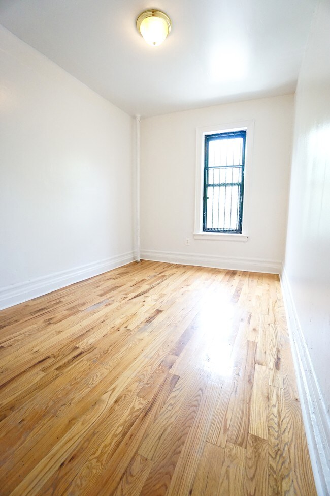 Building Photo - 216 Bradhurst Ave