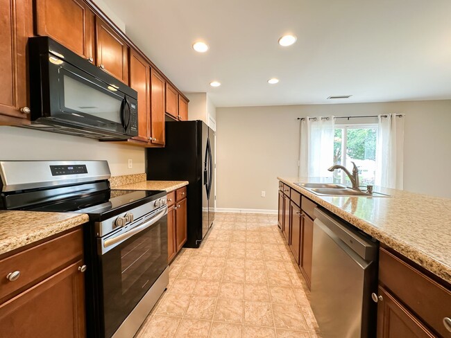 Building Photo - Cozy 3 Bedroom Townhouse