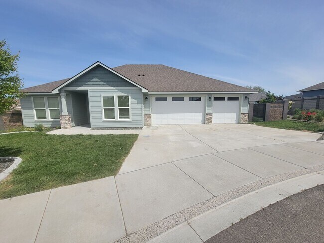 Building Photo - Stunning New Build in Kennewick – Spacious...