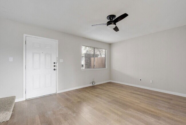 Foto del edificio - 5905 Little Creek Trail