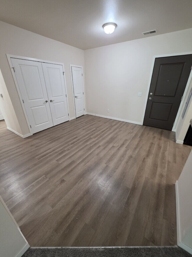 Foto del edificio - 2 Bedroom | 1 Bathroom 2nd Floor Apartment Available RIGHT NOW!