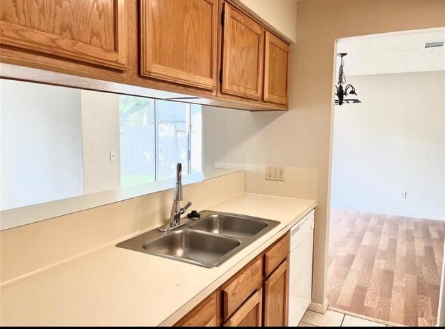 Building Photo - 4526 Alamo Ave