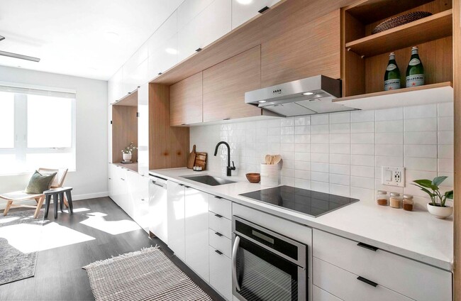 Building Photo - Modern Designer Inspired 1 Bed 1 Bath in D...