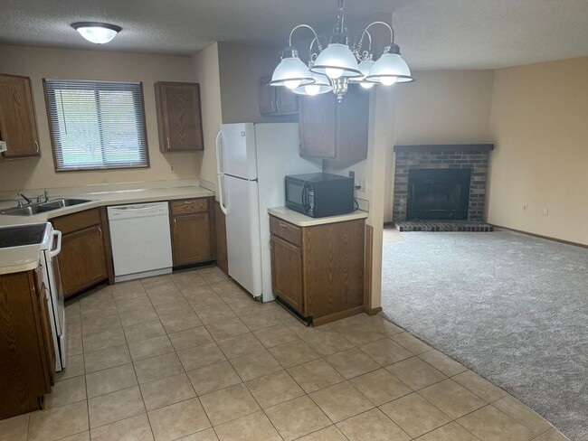 Building Photo - Fantastic Coon Rapids Townhouse!
