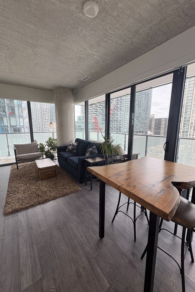 Building Photo - 185 Roehampton Ave