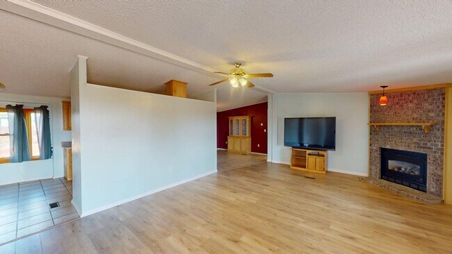 Building Photo - Modern home with space, Close to town with...