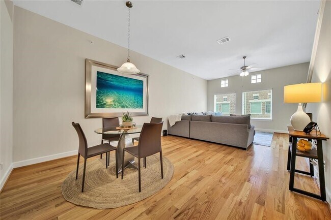 Foto del edificio - 8705 Bryam St