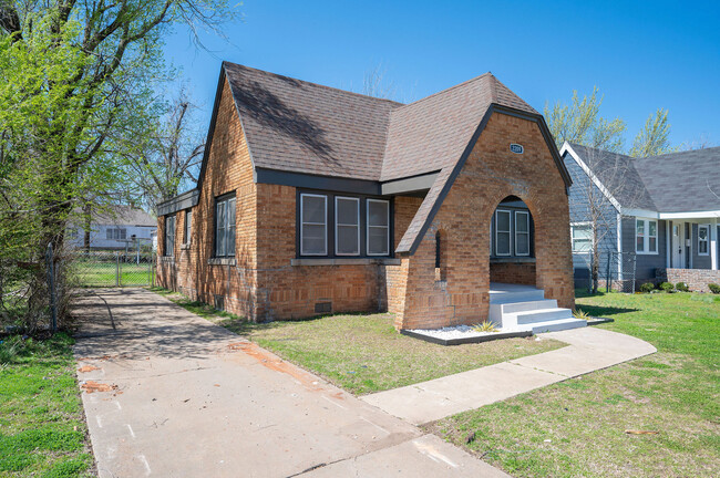 Building Photo - 2209 N Bath Ave