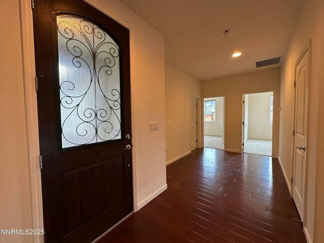 Foto del edificio - Immaculate Toll Brothers home