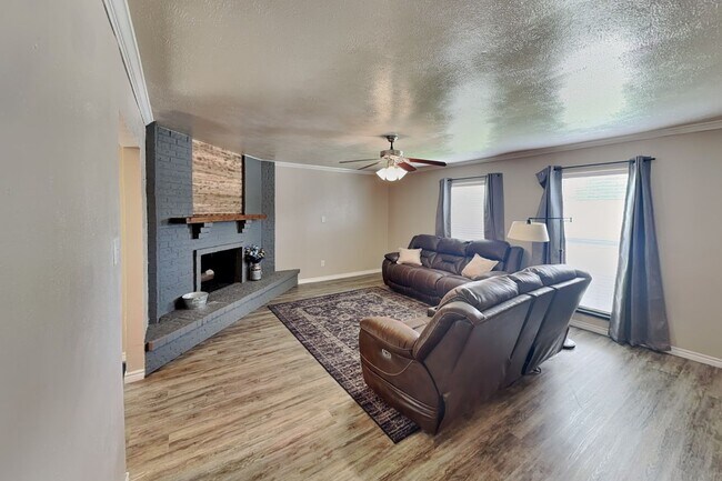 Foto del edificio - Don't miss your opportunity to make this Camelot gem your next home—schedule your tour today!