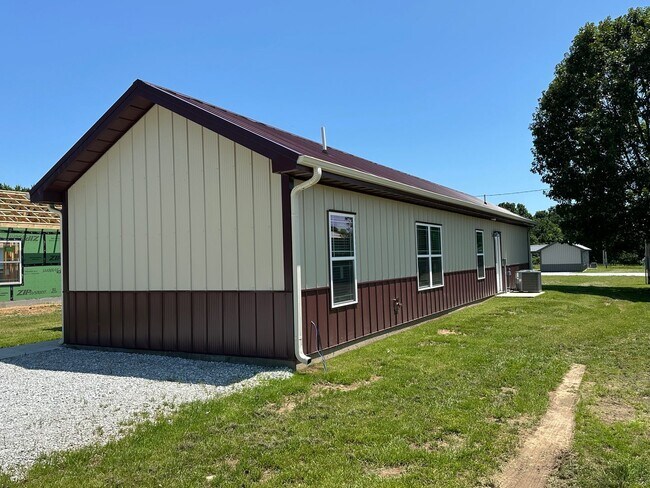 Foto del edificio - For lease: 3 Bed, 2 Bath Home Rural Neosho...