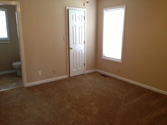 Building Photo - 3 Bedroom 2 Bath Home For Rent Near Post!