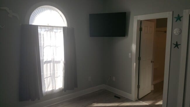 Building Photo - Beautiful Semi Furnished 1 bedroom