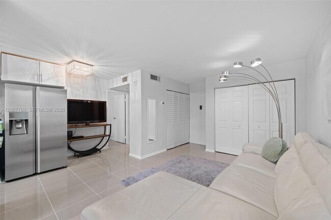 Foto del edificio - 17021 N Bay Rd