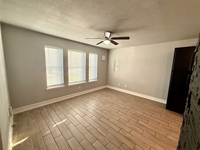 Building Photo - 3727 Putnam Dr