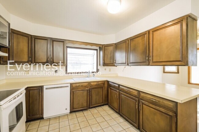 Foto del edificio - 4 Bed, 2.5 Bath Home with Garage / Available Soon!