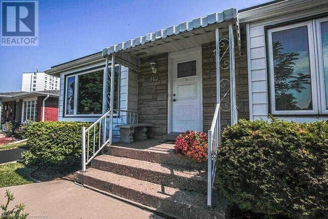 Building Photo - 19 Meadowlark Dr