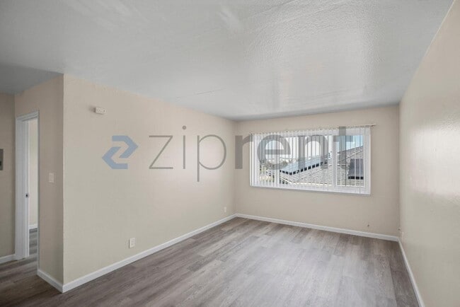 Building Photo - Unit 204