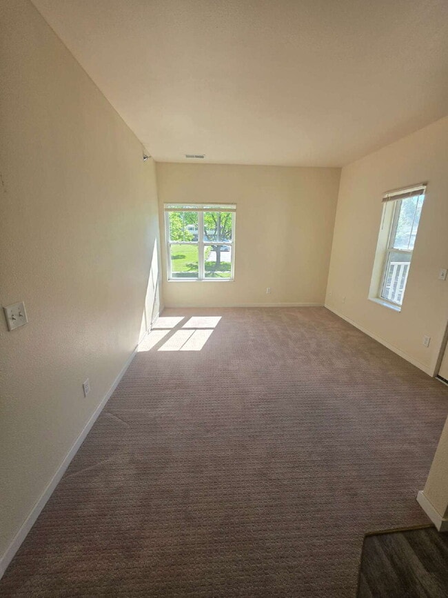Building Photo - 2 Bedroom | 1 Bathroom 2nd Floor Apartment Available RIGHT NOW!