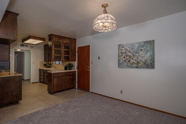 Building Photo - 1507 E Sample Ave