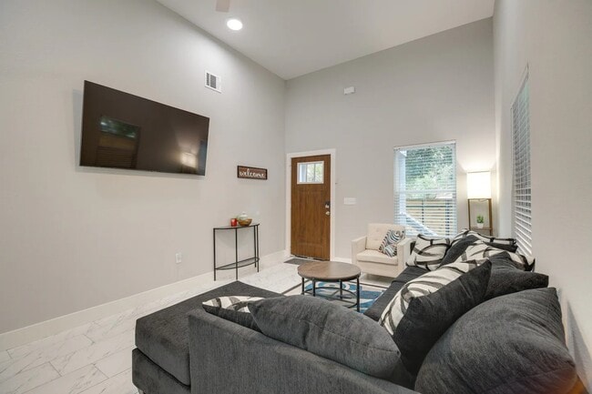 Foto del edificio - 3523 Bain St