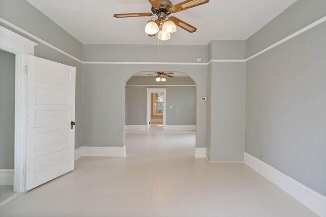 Foto del edificio - Spacious, light-filled 3-bdrm/2-bath vinta...