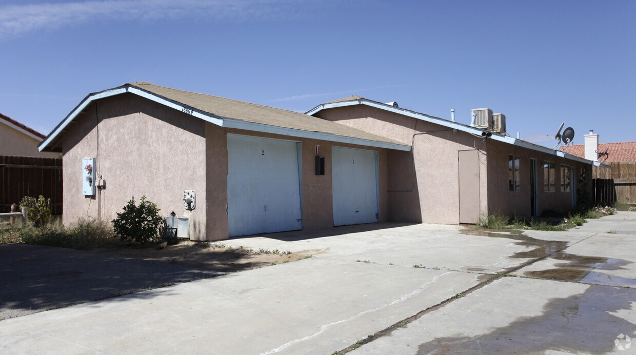 Building Photo - 18864-18866 Del Mano Ct