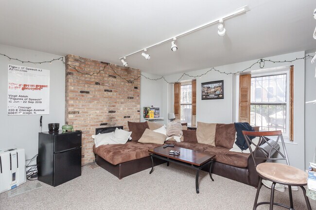 Foto del edificio - 2112 N Bissell St