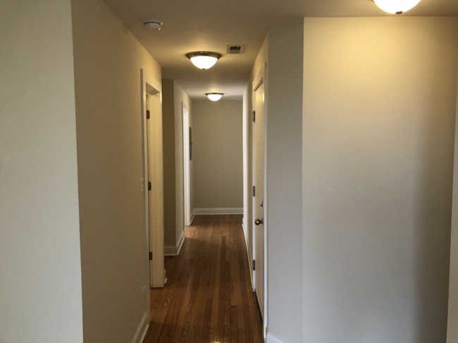 Hallway - 1114 W Balmoral Ave