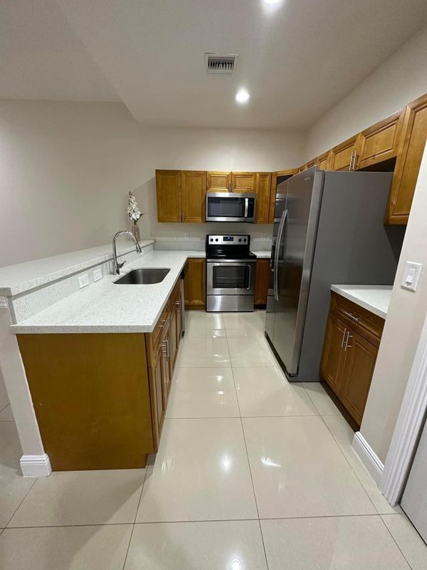 Foto del edificio - 922 SE 6th Ct