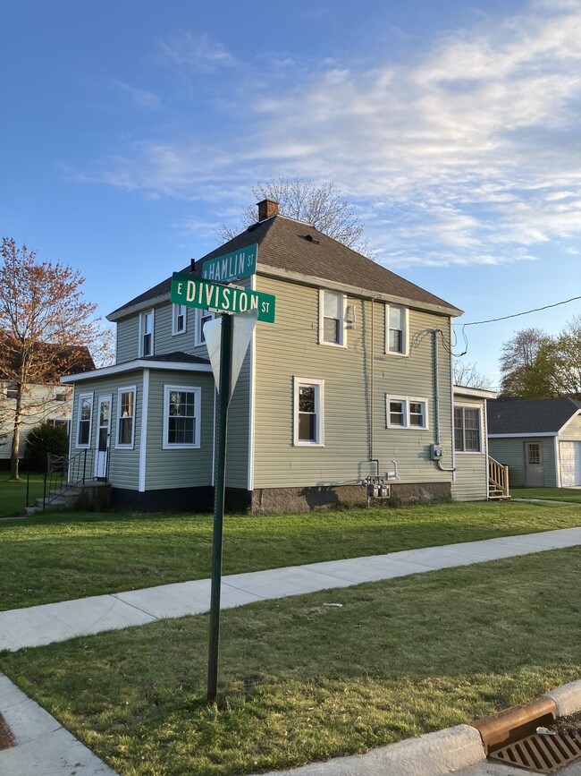 Building Photo - 518 E Division St